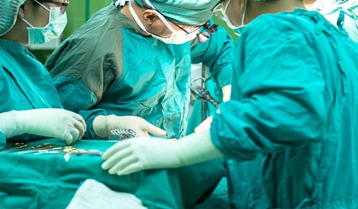 皮膚を切除して縫合手術