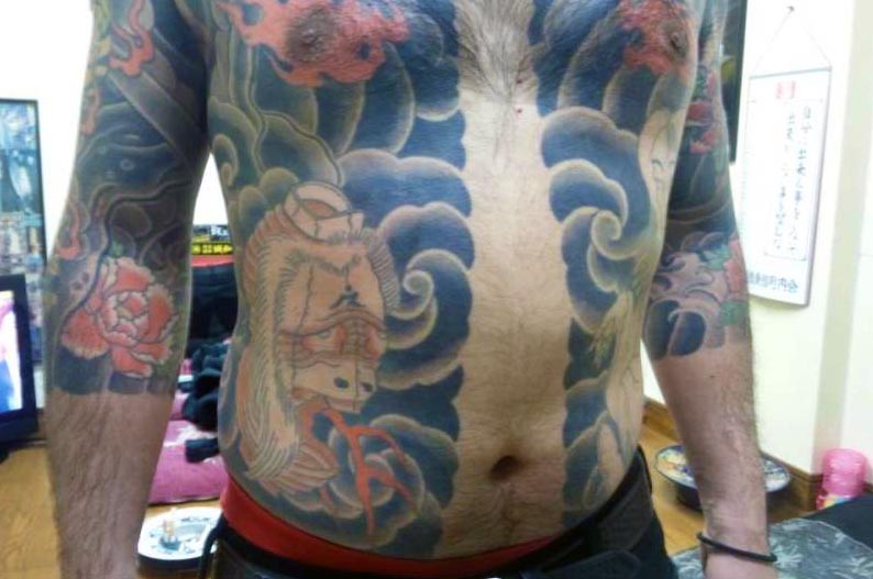 胸割りの入れ墨が入った体の画像