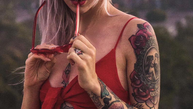 入れ墨を入れたことに悩む女性