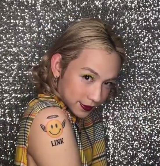 りゅうちぇるさんの右肩タトゥー画像